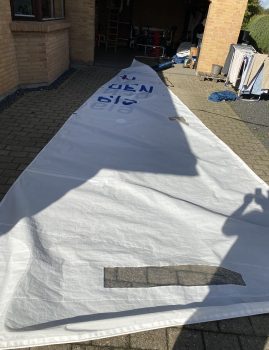 Hø Jensen Light folk og stor sejl
