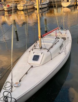 På Kurs mod nye eventyr i en H-båd ? Billig mulighed her. – Med helt friskt ombetrukne hynder i Marineblå :)