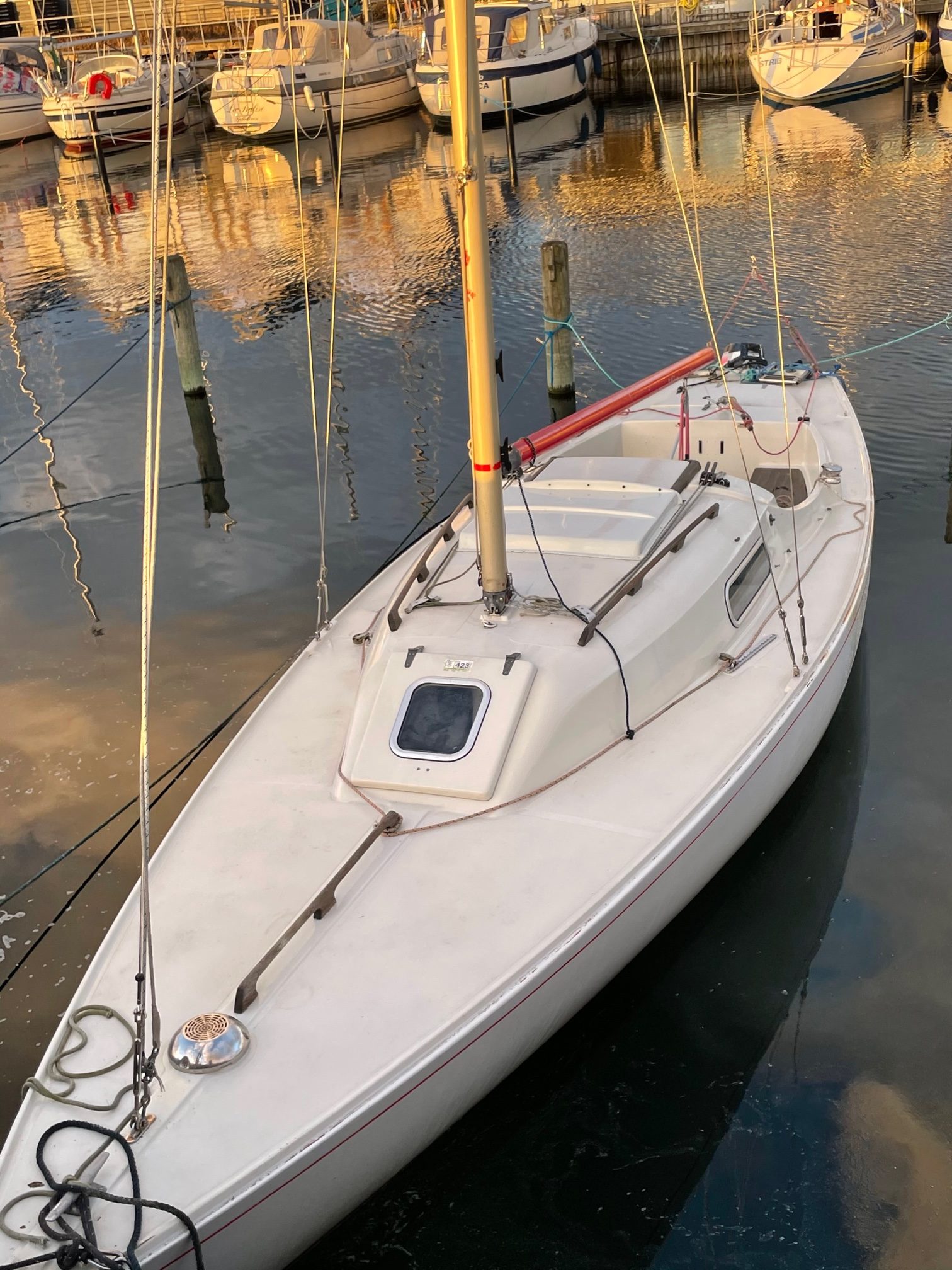 På Kurs mod nye eventyr i en H-båd ? Billig mulighed her. – Med helt friskt ombetrukne hynder i Marineblå :)